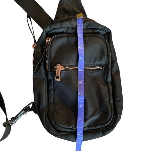 Compact Black Crossbody Bag with Adjustable Strap - Picture 2 of 4